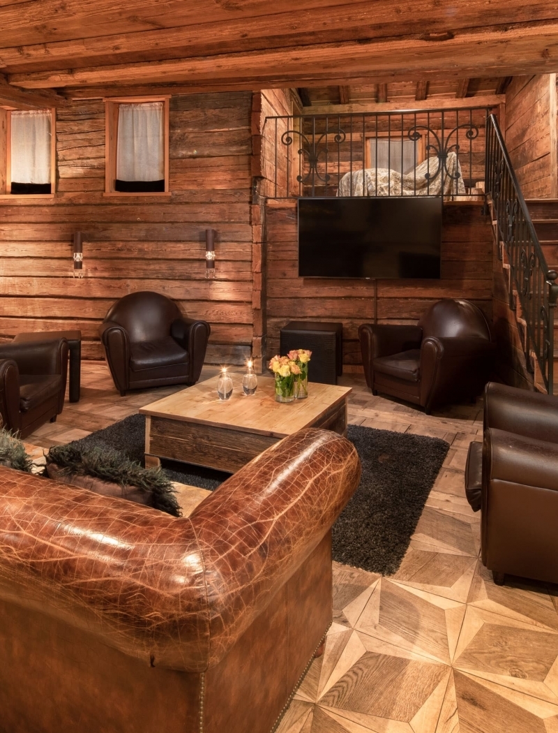 Ein gemütlicher Rückzugsort mit 3 Schlafzimmern und 200 m², in dem Holz, Leder und Licht eine einzigartige Atmosphäre schaffen.
