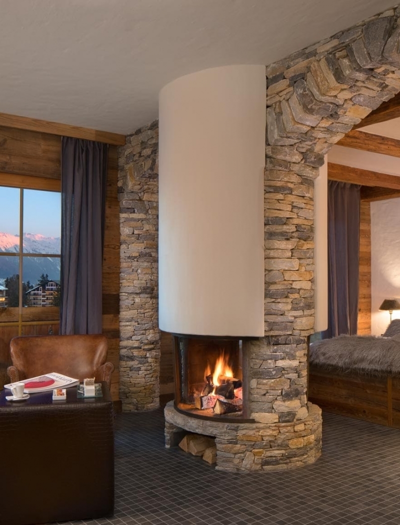 Wachen Sie in einer lichtdurchfluteten Suite mit Blick auf die Gipfel der Walliser Alpen auf.