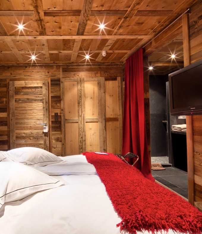 Une chambre chaleureuse inspir&eacute;e des chalets alpins traditionnels au c&oelig;ur de Crans-Montana.