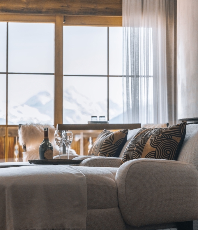La Suite Open offre une vue spectaculaire sur les Alpes valaisannes dans une atmosphère élégante et lumineuse.