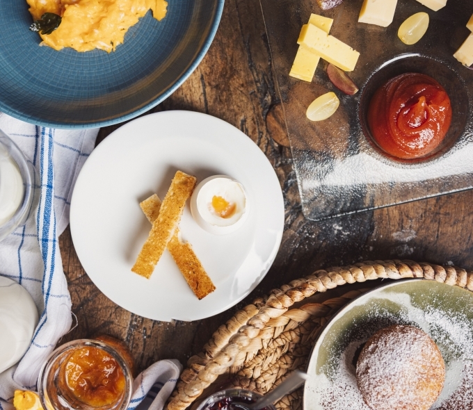 Gebäck, handwerklich hergestelltes Brot und ausgewählte Produkte bilden das Gourmet-Frühstück im „Pas de l'Ours“.