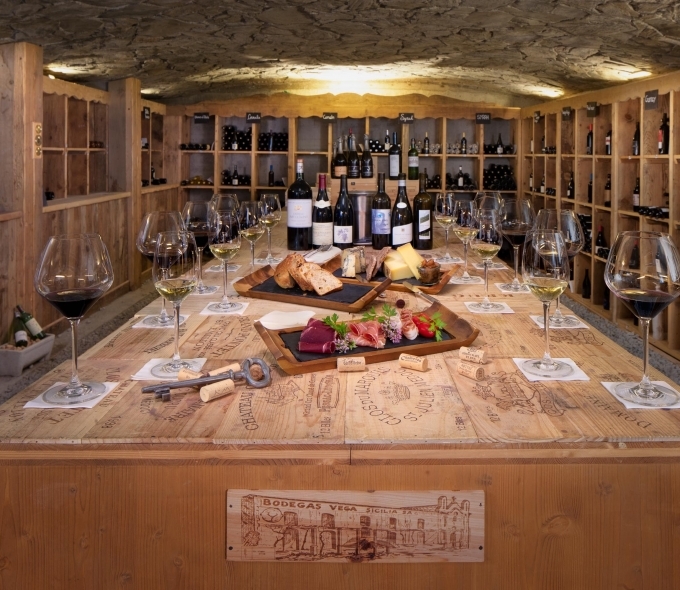 Im „Le Cellier“ finden exklusive Verkostungen und private Abendessen in gemütlicher Atmosphäre statt.