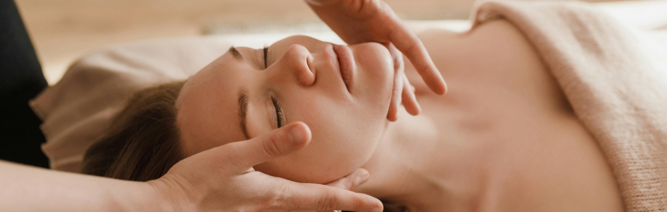 Massage relaxant réalisé au Spa L'Alpage de l'Hostellerie du Pas de l'Ours à Crans-Montana.