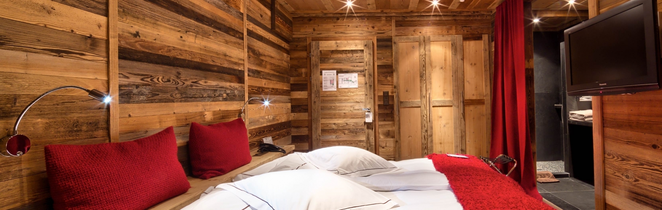 Une chambre chaleureuse inspir&eacute;e des chalets alpins traditionnels au c&oelig;ur de Crans-Montana.