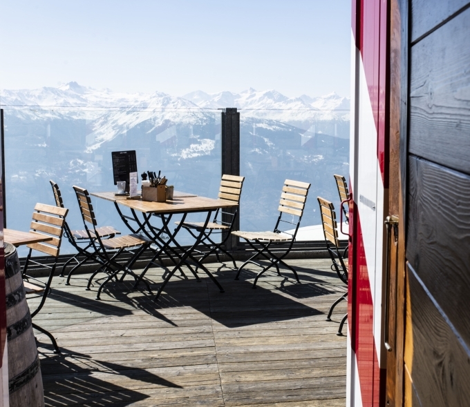 Hoch oben in den Bergen gelegen, bietet die Cabane des Violettes ein authentisches Erlebnis, das Berggastronomie mit außergewöhnlichen Ausblicken verbindet.