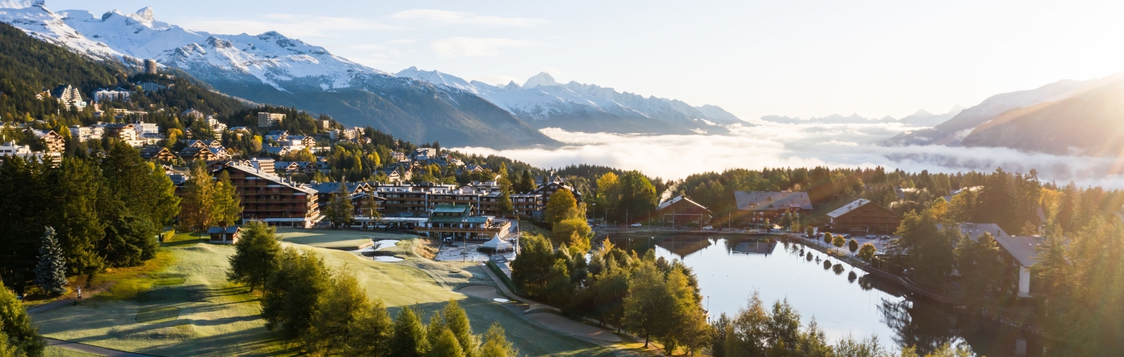 Le Golf Club de Crans-Montana offre un cadre spectaculaire entre sommets alpins, fairways d'exception et panoramas uniques sur le Valais.