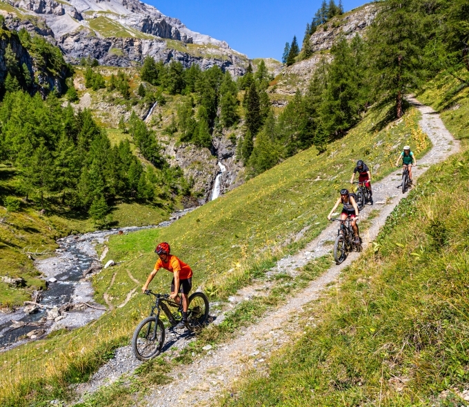 Entre nature, aventure et moments de partage, vivez un séjour en famille au cœur des Alpes suisses.