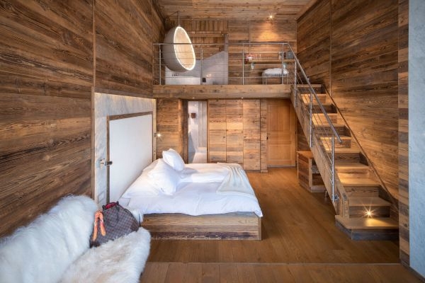 Mezzanine de la Suite Loft avec d&eacute;coration en vieux bois &agrave; Crans-Montana