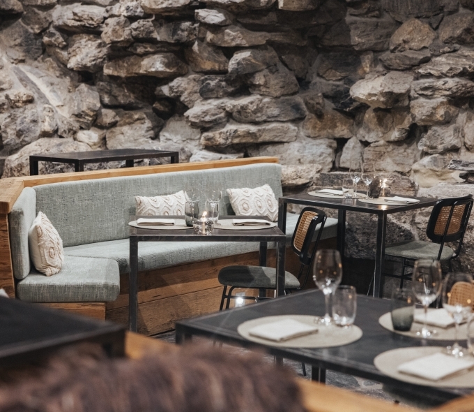 Das „Bistrot des Ours“ bietet herzhafte Gerichte, die von der Walliser Regionalküche inspiriert sind, in einem authentischen Ambiente im Herzen von Crans-Montana.
