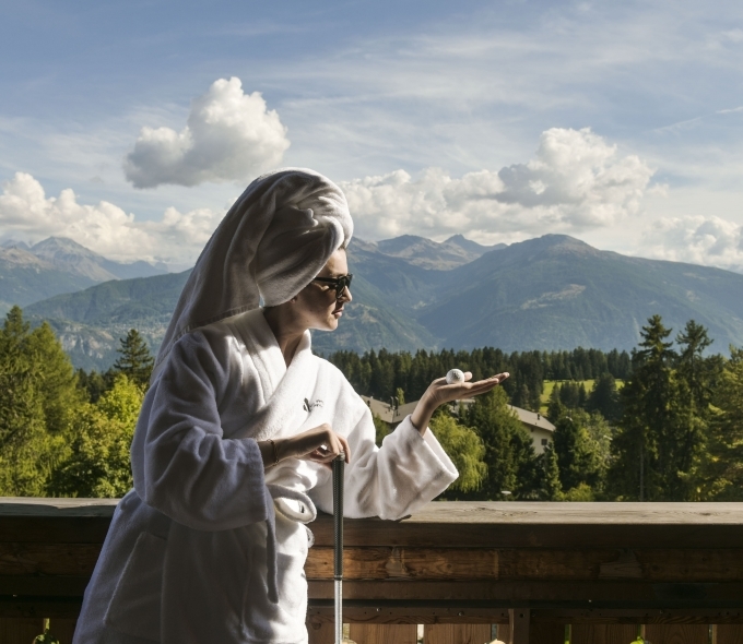 Associez parcours d'exception, gastronomie et hébergement 5 étoiles lors d'un séjour golf unique à Crans-Montana.