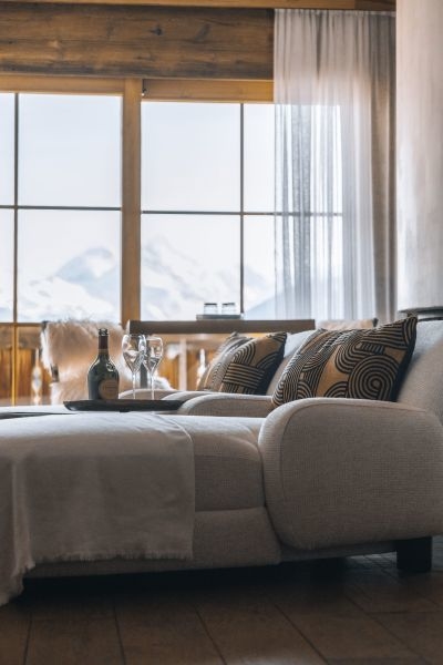 Salon de la Suite Open avec vue panoramique sur les Alpes suisses à Crans-Montana