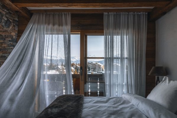 Chambre de la Suite Open avec terrasse et vue montagne à Crans-Montana