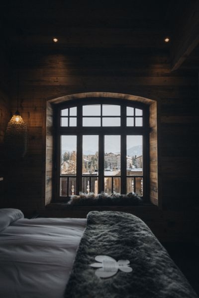 Fenêtre panoramique de la Suite Open offrant une vue sur les Alpes valaisannes