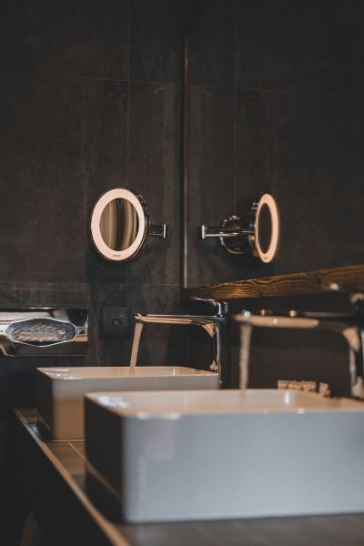 Salle de bain contemporaine de la Suite Open à l'Hostellerie du Pas de l'Ours