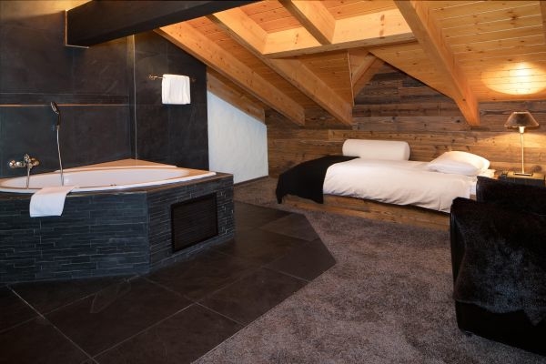 jacuzzi-suite-loft-crans-montana.webp