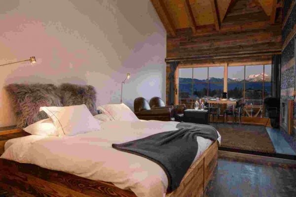 Chambre de la Suite Loft avec vue panoramique sur les Alpes suisses