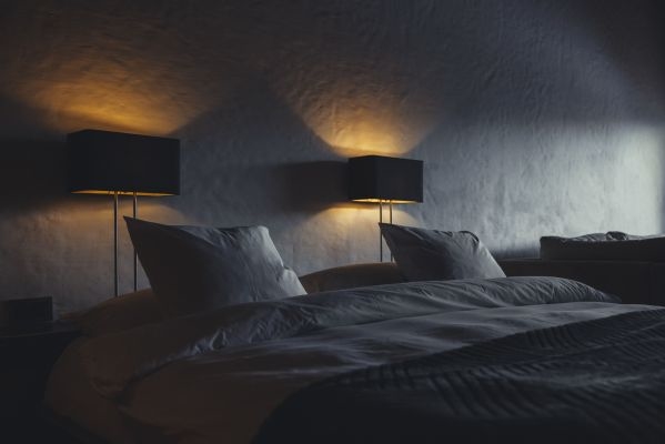 Espace d&eacute;tente de la Suite Loft avec ambiance chaleureuse et d&eacute;coration alpine