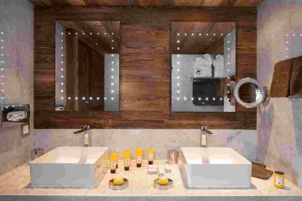 Salle de bain avec double vasque dans la Suite Loft de l'Hostellerie du Pas de l'Ours