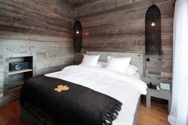 Chambre de la Suite Le Sommet avec cheminée et vue sur les Alpes suisses à Crans-Montana