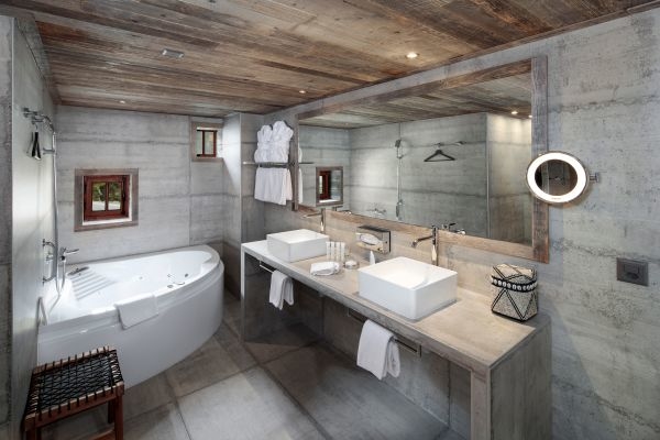 Salle de bain avec jacuzzi de la Suite Le Sommet à l'Hostellerie du Pas de l'Ours